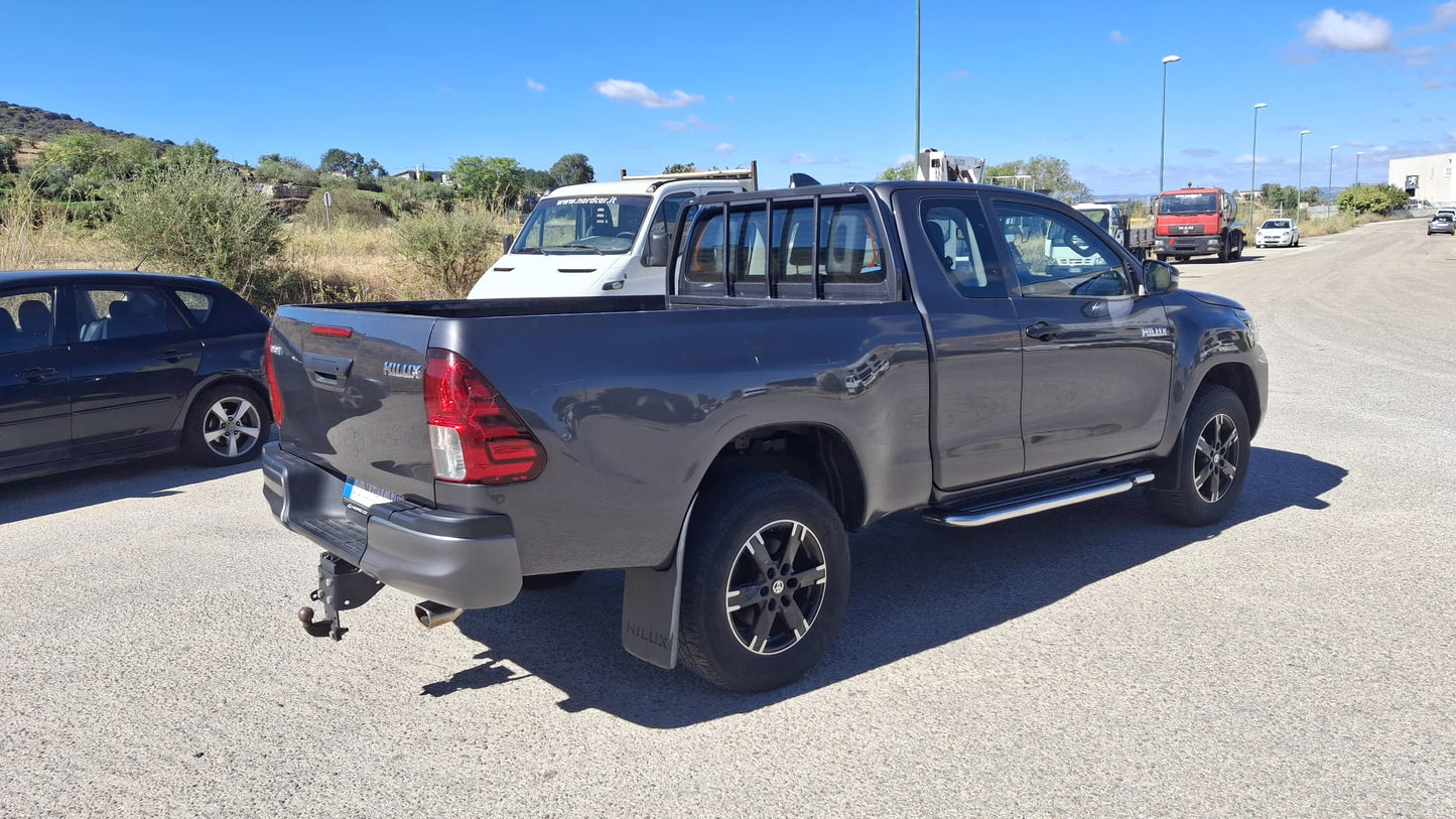 TOYOTA HILUX 2.4 D-4D EXTRA CAB COMFORT 4x4