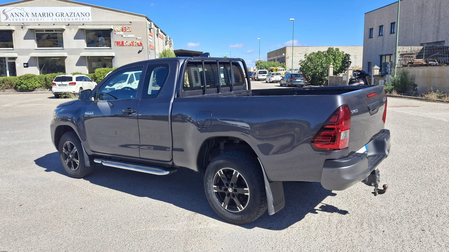TOYOTA HILUX 2.4 D-4D EXTRA CAB COMFORT 4x4