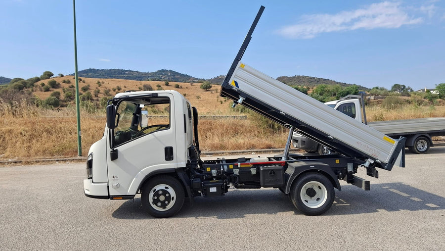 ISUZU M21 NEW GENERATION RIBALTABILE TRILATERALE A/T – FULL OPTIONAL